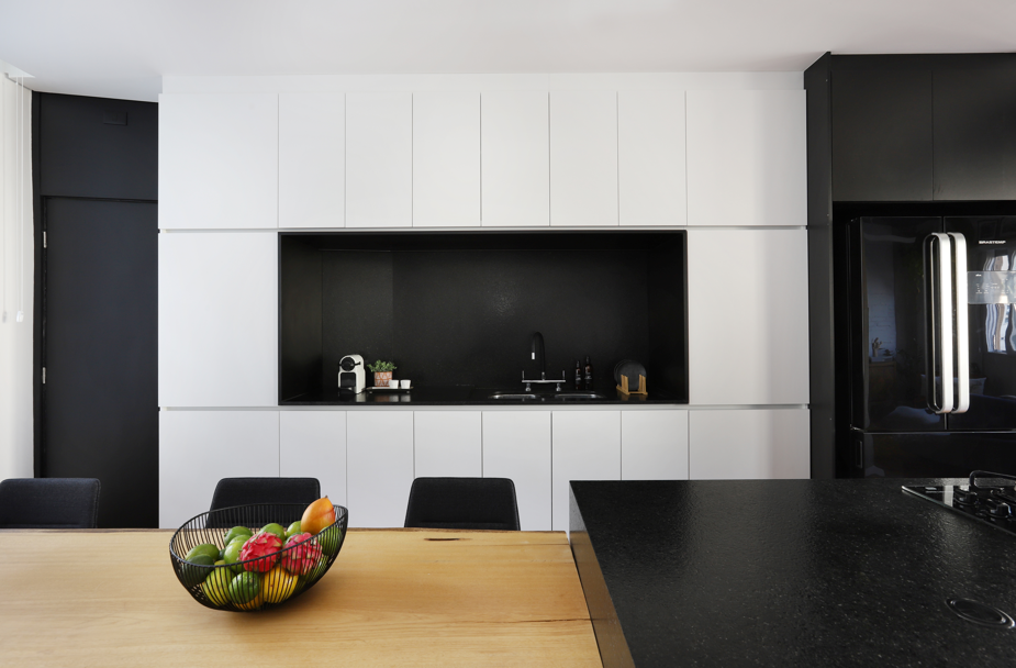 Cozinha moderna com armários brancos e pretos