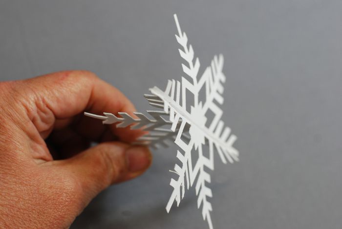 Faça um enfeite de Natal de floco de neve com papel