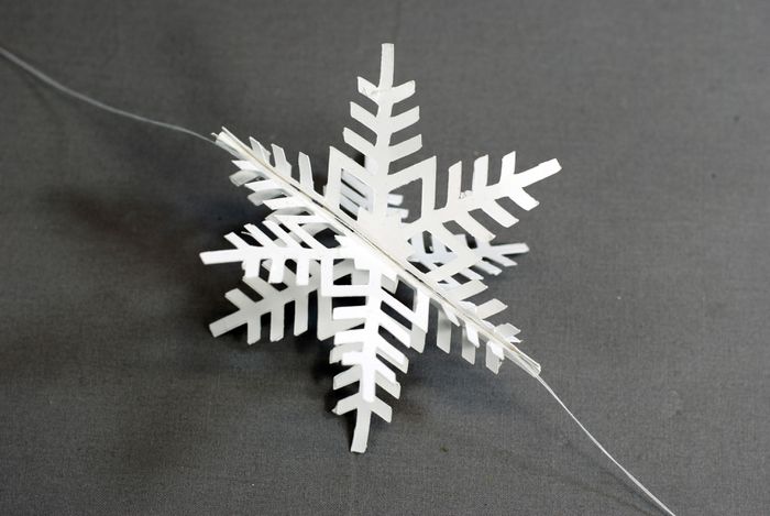 Faça um enfeite de Natal de floco de neve com papel