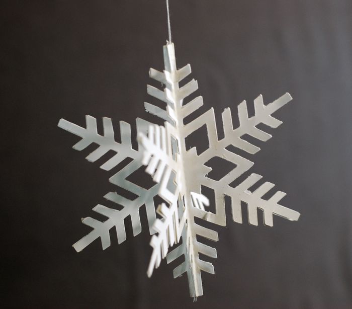 Faça um enfeite de Natal de floco de neve com papel
