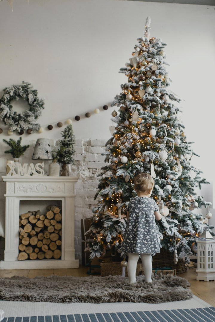 Árvore de natal decorada em casa