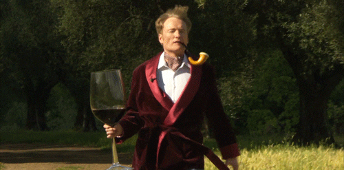 Gif de Conan andando com taça de vinho gigante