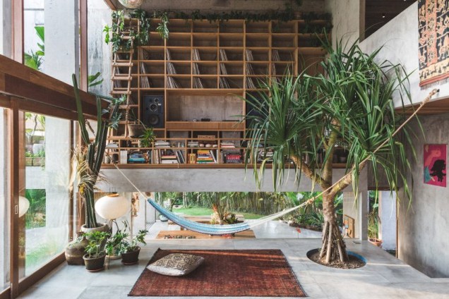 A Brutalist Tropical Home, Indonesia, por Dan Mitchell