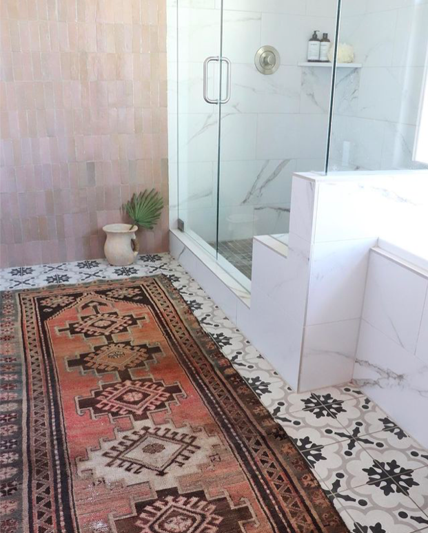 <span style="font-weight: 400">A maioria dos banheiros instagramáveis ​​tem uma coisa em comum: seus pisos são cobertos por tapetes elegantes em vez de tapetes de banheiro. </span>