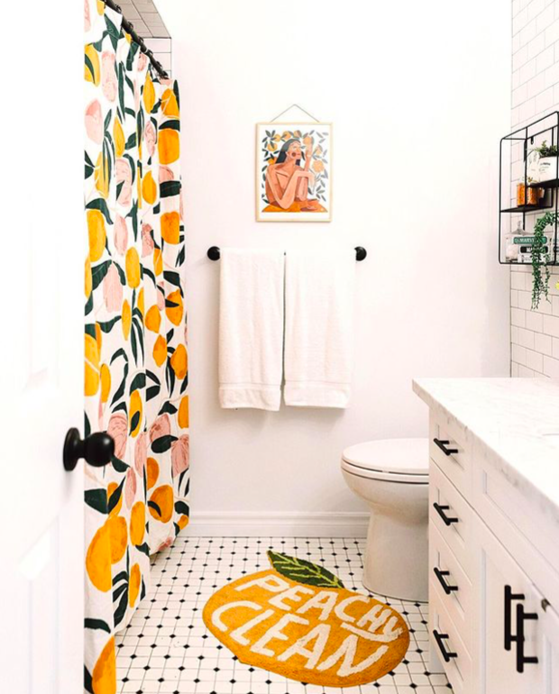 <span style="font-weight: 400">Anime um banheiro neutro com cores. Incorpore uma toalha de mão ou tapete de banho de tons vivos para adicionar complexidade visual ao design. Adicionar flores frescas também torna o espaço mais marcante e atraente.</span>
