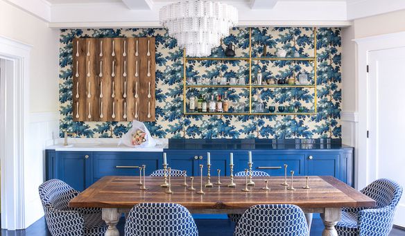 <span style="font-weight: 400">Tons de azul animam esta sala de jantar. O papel de parede com padrão de folhas apresenta uma vibração orgânica. Os assentos de jantar estofados trazem geometria para a mesa.</span>