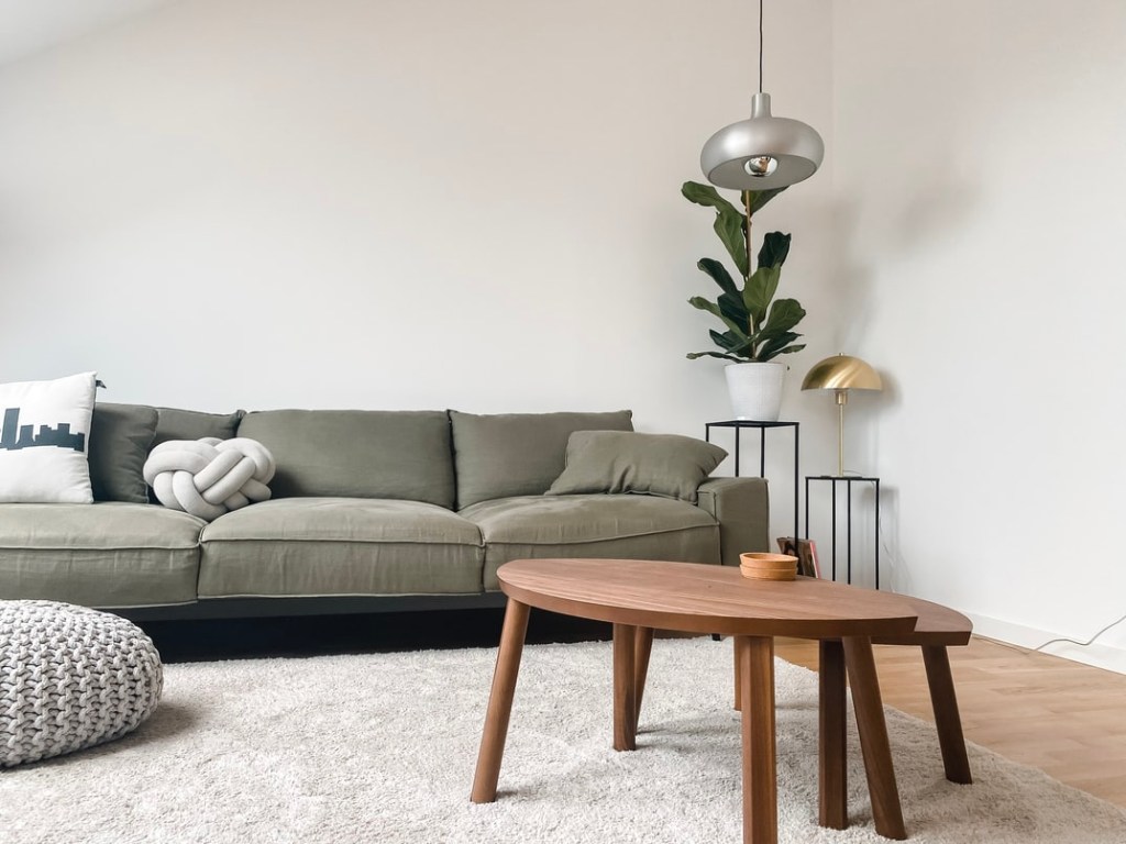 3-decoracao-minimalista-sala-sofa-verde-escuro-unsplash-katja-rooke