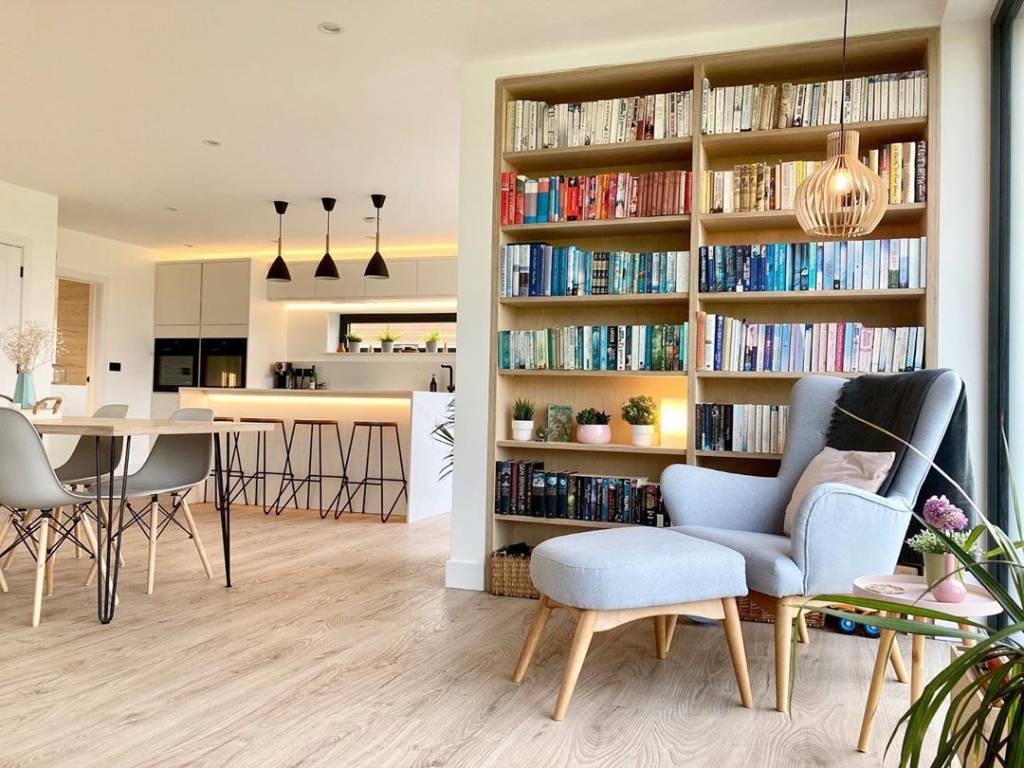 4-cantinho-da-leitura-estante-organizada-por-cor-spacewise-theplyhouse estante de livros