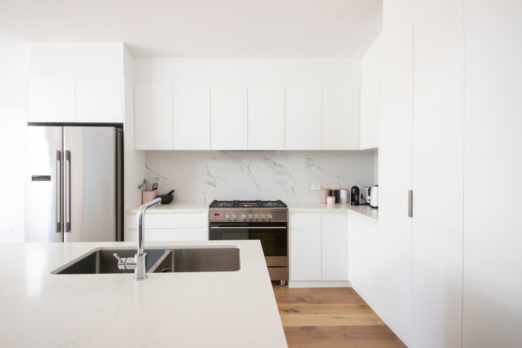 40-decoracao-minimalista-cozinha-branca-marcenaria-planejada-unsplash-simona-sergi