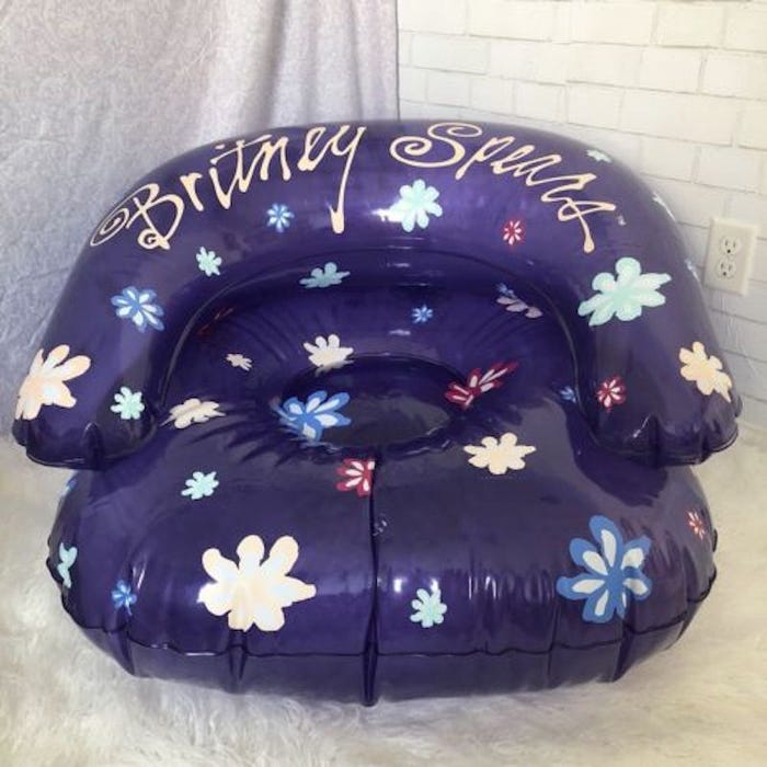 8-trend-de-decoracao-mais-cringe-de-cada-decada-cadeira-inflavel-britney-spears-ebay-insider 8-trend-de-decoracao-mais-cringe-de-cada-decada-cadeira-inflavel-britney-spears-ebay-insider