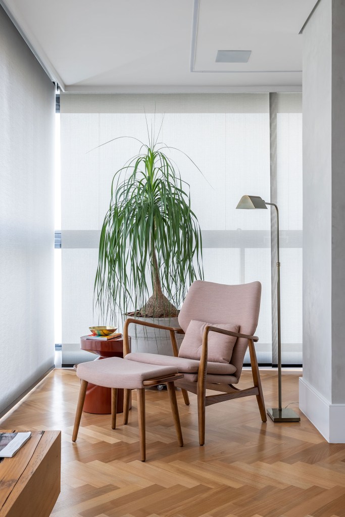 apartamento-ganha-atmosfera-clean-e-paleta-de-tons-neutros-casa.com-andre-bustamante-rafael-renzo-53 Canto da varanda com uma chaise rosa claro, e uma planta pé de elefante ao fundo