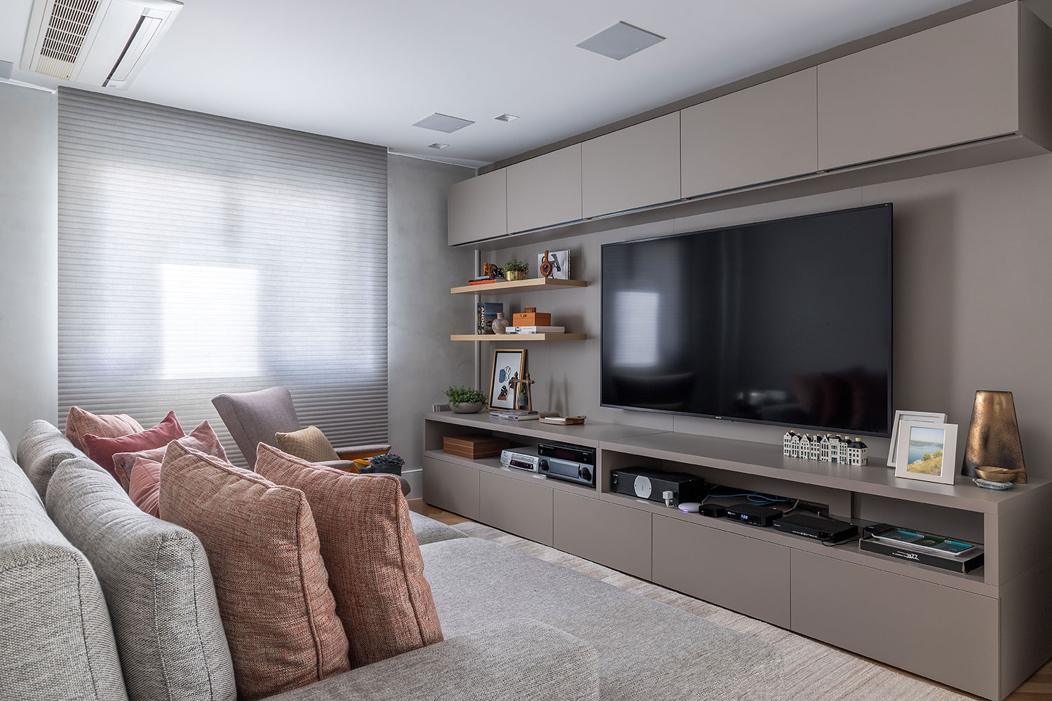 Apartamento de 250 m² ganha atmosfera clean e paleta de tons neutros ...