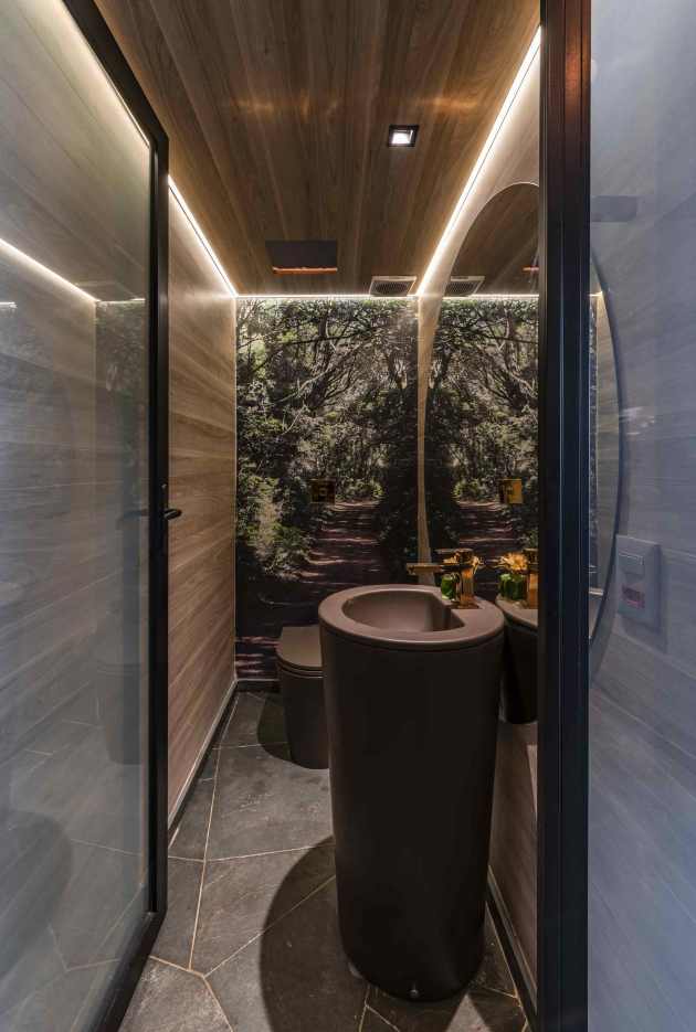 Banheiro com portas translúcidas tecnológicas