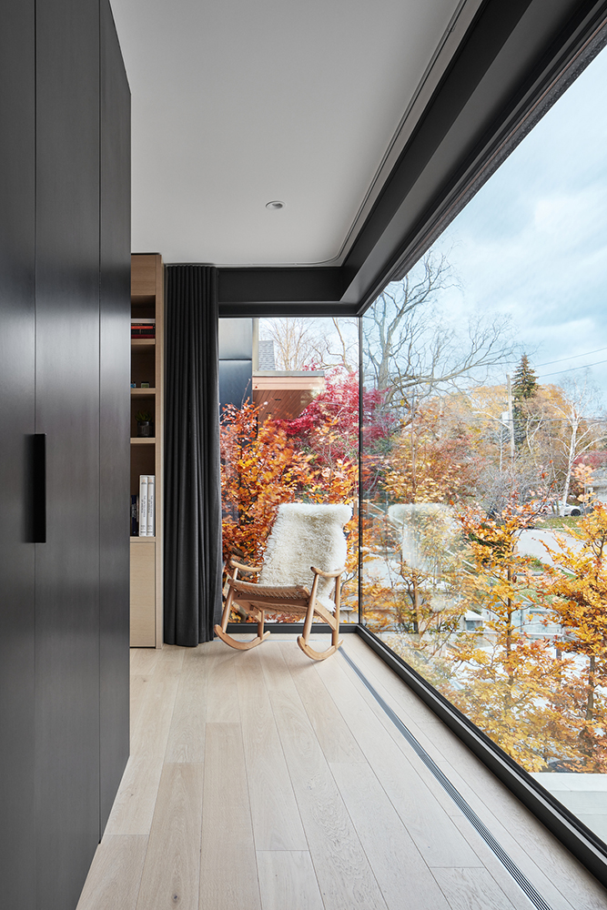 casa-branca-preta-reimagina-clima-campo-foto-Riley Snelling-40