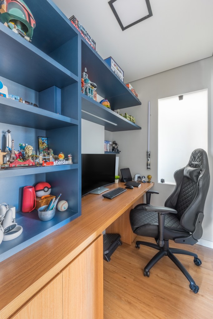 MDP ou MDF: qual o melhor? Depende! Projeto de BMA Studio. Na foto, home office com bancada e estante azul.