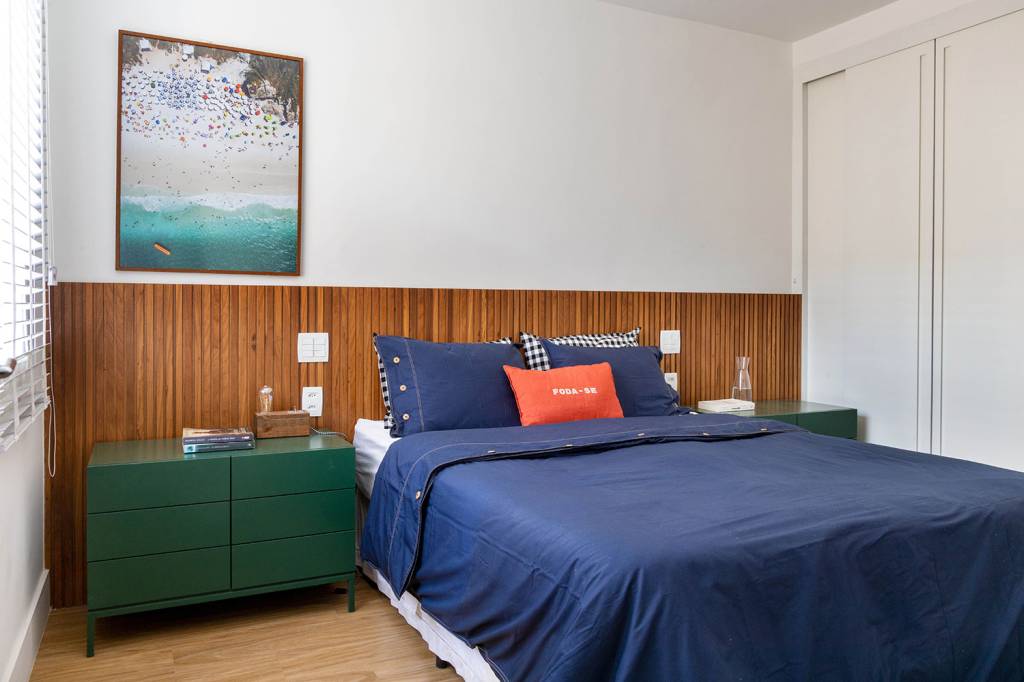 projeto-amplia-area-social-e-integrou-ambientes-em-ape-para-um-jovem-casal-casa.com-paprica-arquitetura-andre-nazareth-15-quarto-casal Quarto de casal com cabeceira de madeira ripada, roupa de cama azul e mesa lateral verde