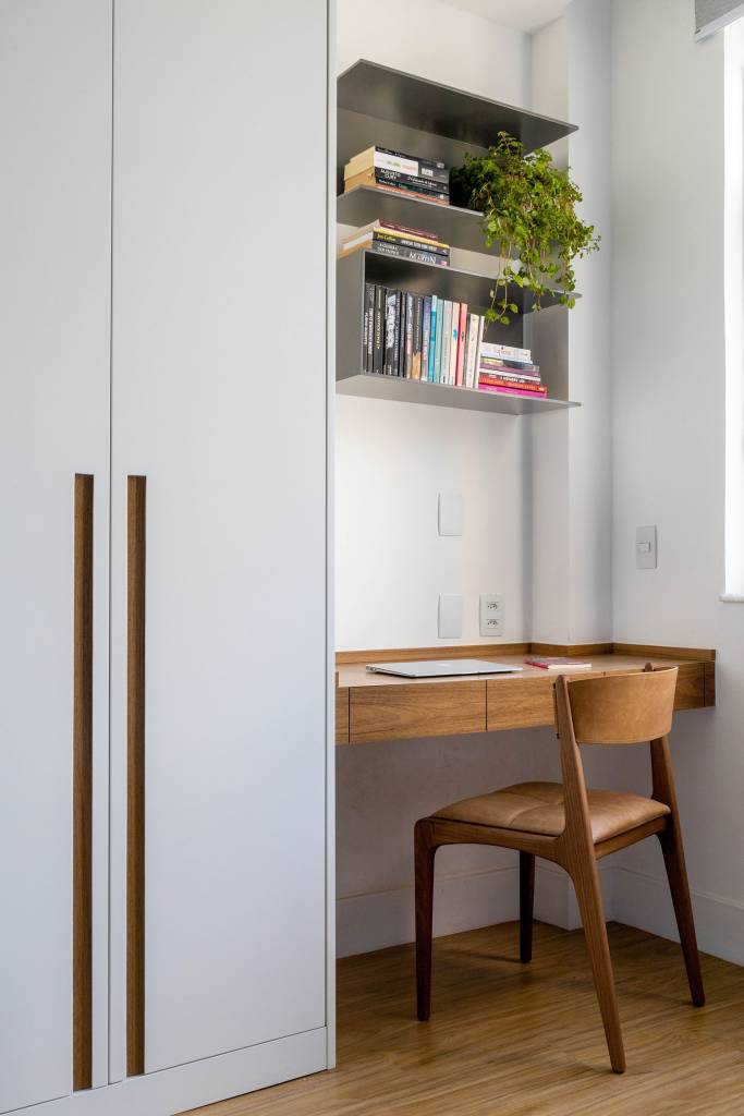 projeto-amplia-area-social-e-integrou-ambientes-em-ape-para-um-jovem-casal-casa.com-paprica-arquitetura-andre-nazareth-17-quarto-escritorio Canto do quarto, com uma mesa e cadeira de maidera em cor natural ao lado de uma guarda roupas branco