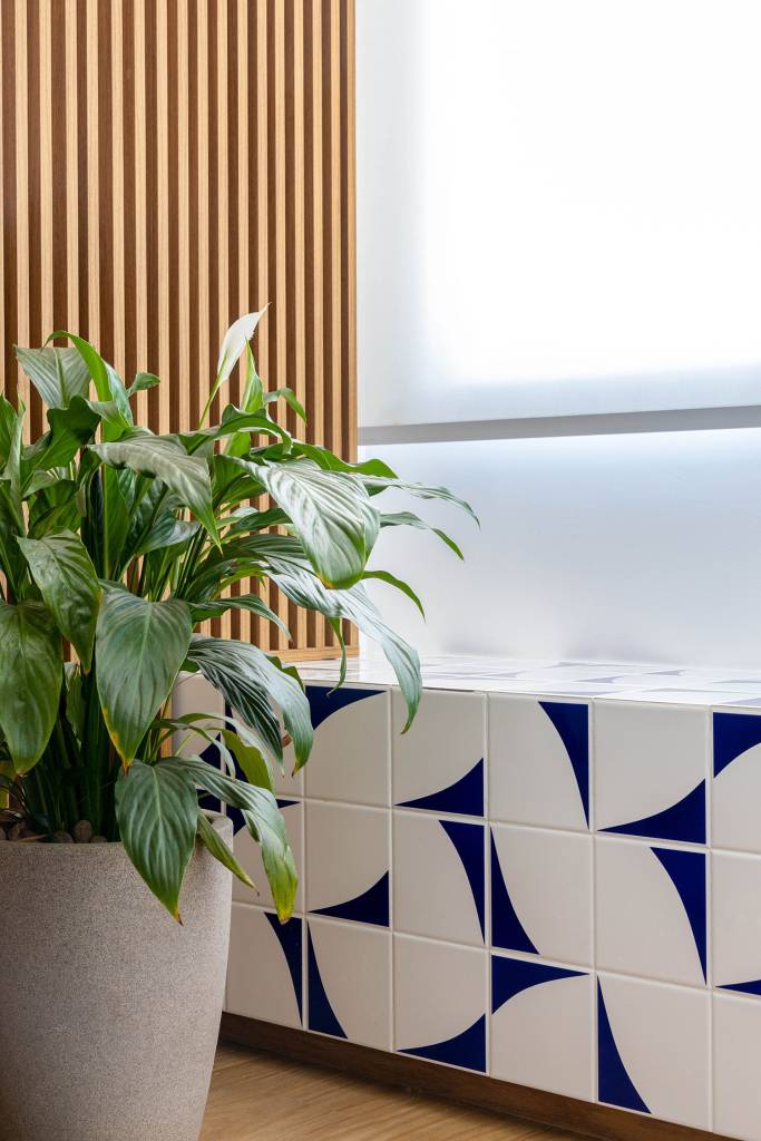 projeto-amplia-area-social-e-integrou-ambientes-em-ape-para-um-jovem-casal-casa.com-paprica-arquitetura-andre-nazareth-3-sala-de-estar-detalhe Detalhe da sala com planta e acento com azulejo branco e canto azul
