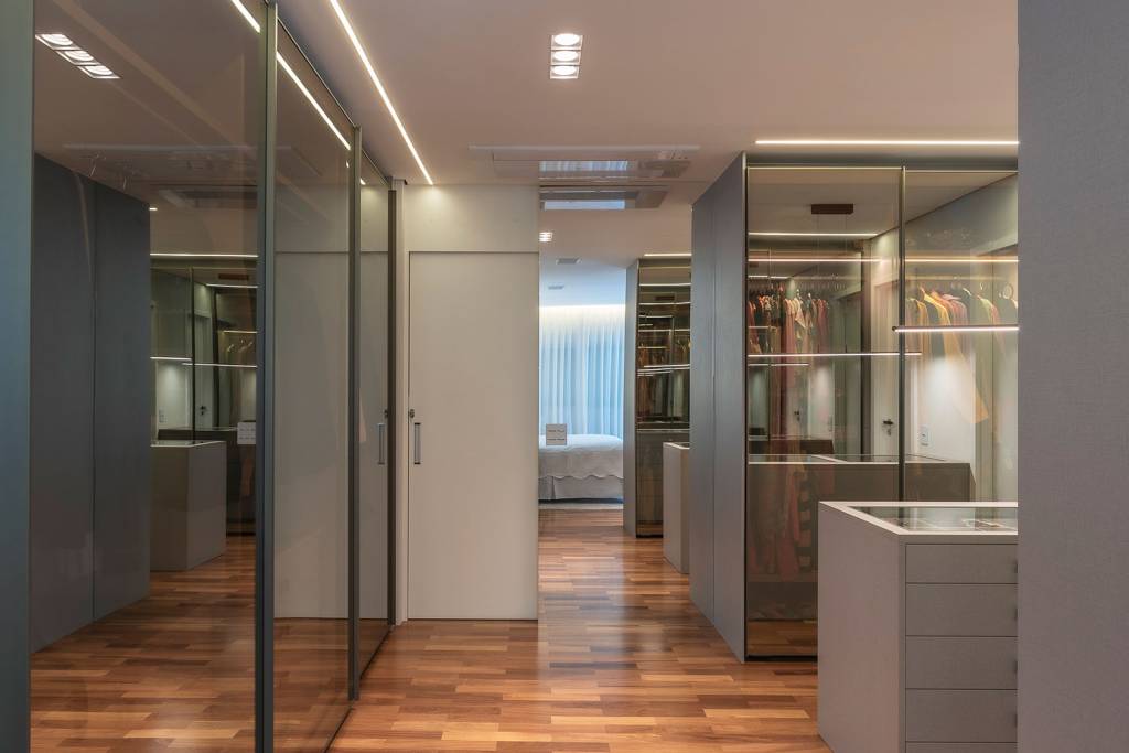 trace-arq-e-design-tons-de-cinza-e-amadeirado-dominam-reforma-com-integracao-de-ape-CASAL trace-arq-e-design-tons-de-cinza-e-amadeirado-dominam-reforma-com-integracao-de-ape-CASAL