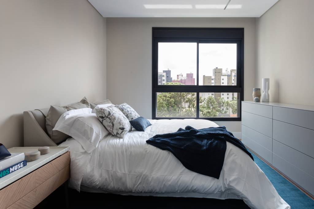 1-ape-de-153-une-cores-quentes-e-vibrantes-a-texturas-diferentes-quarto suíte master com vista e roupa de cama azul