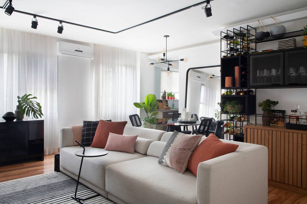Sala de estar integrada com sofá branco estilo industrial, minimalista e moderno