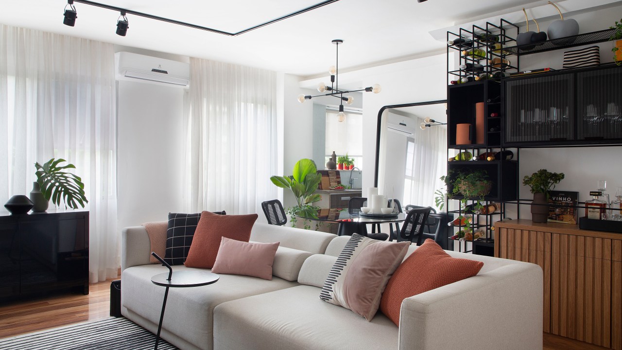 Sala de estar integrada com sofá branco estilo industrial, minimalista e moderno