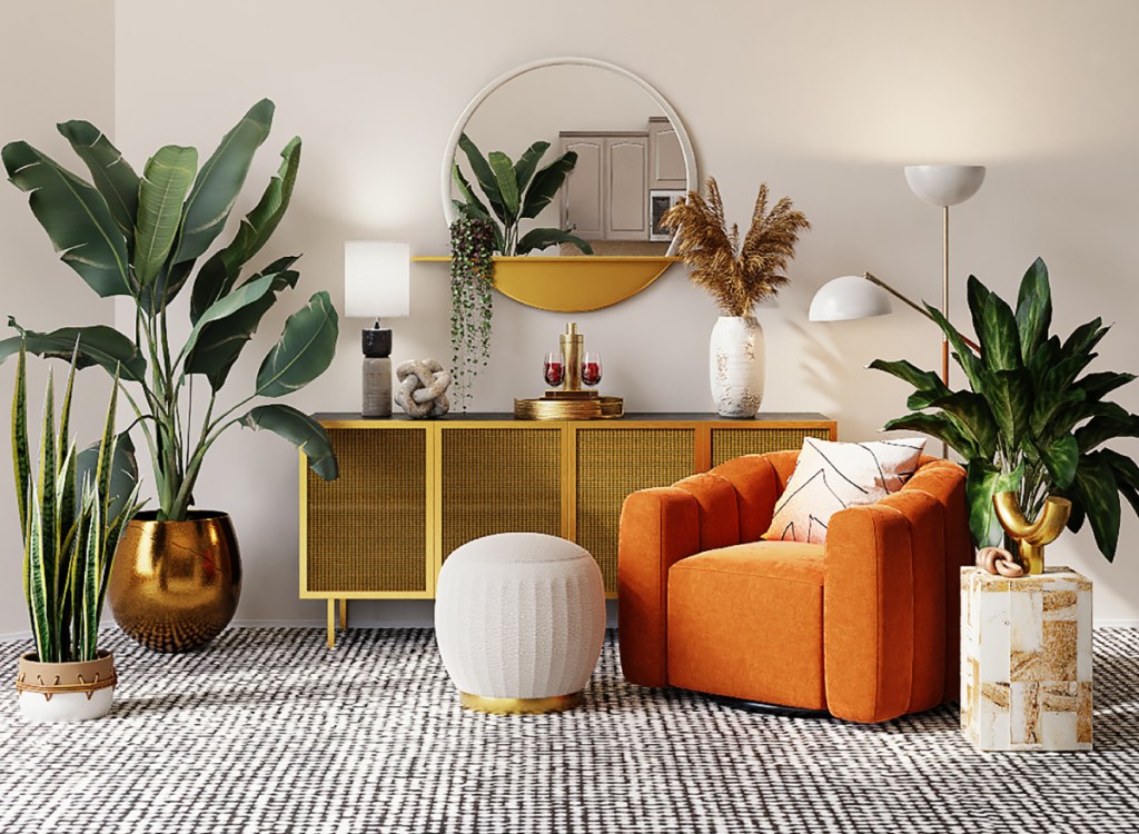 Sala de estar com poltrona laranja, tapete cinza, espelho redondo e plantas