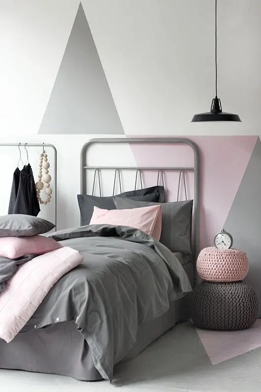 10-parede-geometrica-ambientes-tiangulos-rosa-e-cinza-quarto-solteiro-digsdigs
