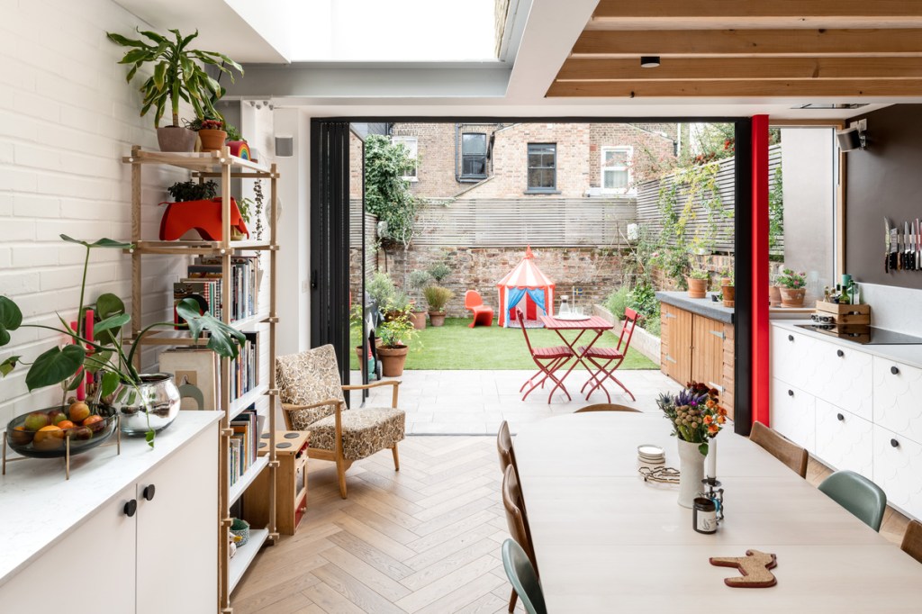 Casa com jardim vista da cozinha