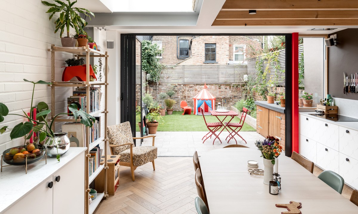 Casa com jardim vista da cozinha