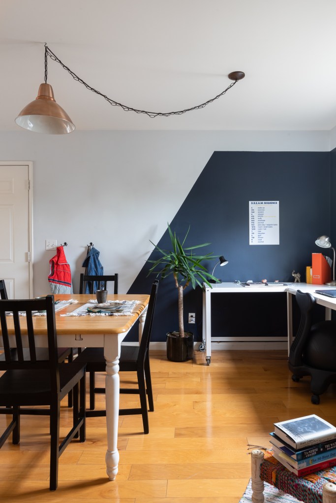13-parede-geometrica-ambientes-bicolor-azul-sala-integrada-apartment-therapy-jess-isaac 13-parede-geometrica-ambientes-bicolor-azul-sala-integrada-apartment-therapy-jess-isaac