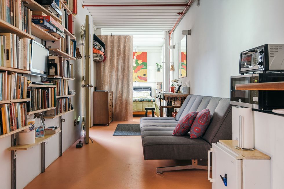 15-casa-container-custo-beneficios-sustentabilidade-casa-container-sala-com-estante-de-livros-airbnb-house-beautiful