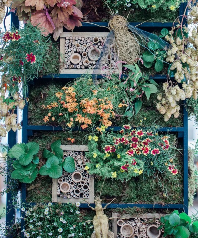 <span style="font-weight: 400">Ao criar um jardim vertical ao ar livre na sua varanda ou no seu jardim, você também contribui para a biodiversidade. Paredes vivas verdes fornecem espaços de ninhos para pássaros, oportunidades de hibernação para insetos e também néctar e frutas para abelhas, pássaros e outros. </span><span style="font-weight: 400">Com isso em mente, incorporar hotéis torna estes espaços ainda mais atraentes.</span>