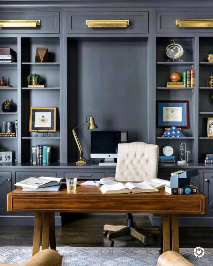 Home office com estante preta e cadeira com desgin arrojado
