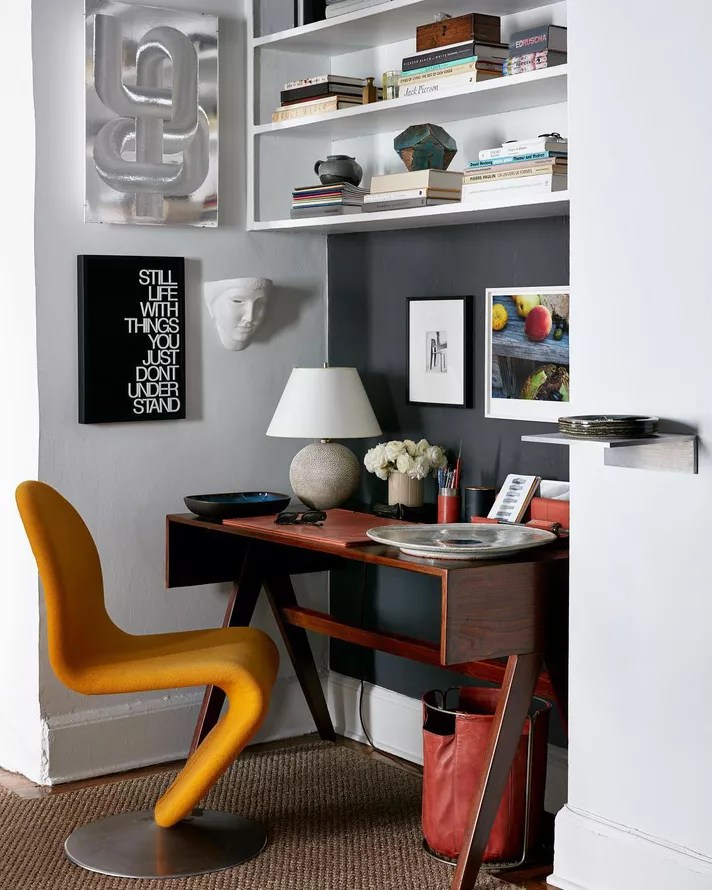 Home office com mobilário de design abstrato