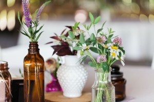 16-jeitos-de-decorar-com-flores-pequenos-vasos