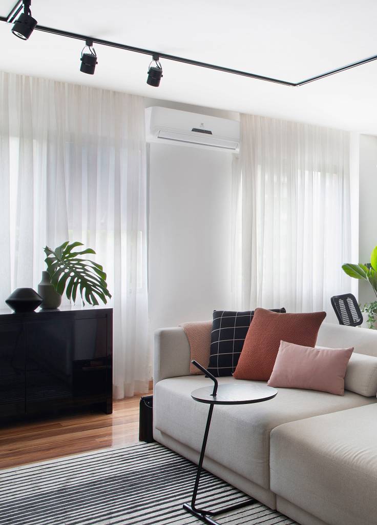 2-moderno-minimalista-e-levemente-industrial-veja-este-ape-de-50-m-2 Destaque de sala de estar com sofá de cor clara e cortinas brancas