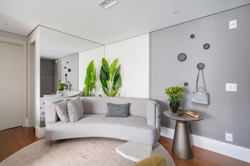 3-feng-shui-inspira-projeto-deste-ape-de-68-m-2-integrado-e-colorido Sofá curvo