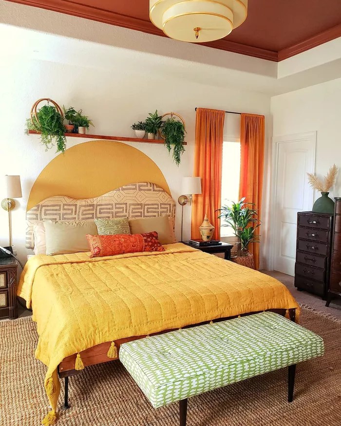 Quarto colorido com pintura amarela na parede e cortina laranja