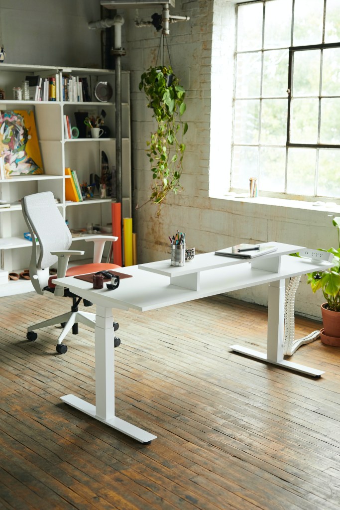 Cadeira de escritório em home office colorido com planta