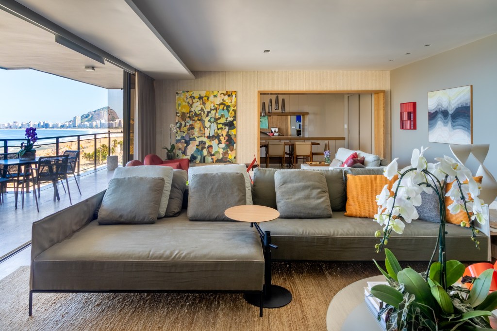 Sala de estar design brasileiro sofá cinza e detalhes coloridos