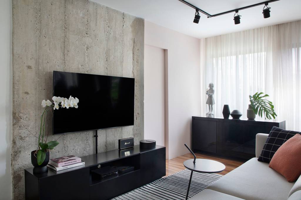 5-moderno-minimalista-e-levemente-industrial-veja-este-ape-de-50-m-2 Sala de estar com Tv na parede de concreto aparente