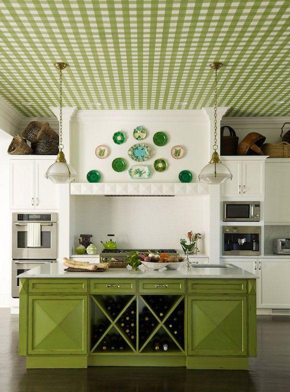Cozinha com papel de parede xadrez verde no teto