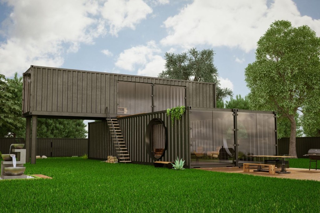 Casa container com dois andares vista de fora, com um jardim gramado