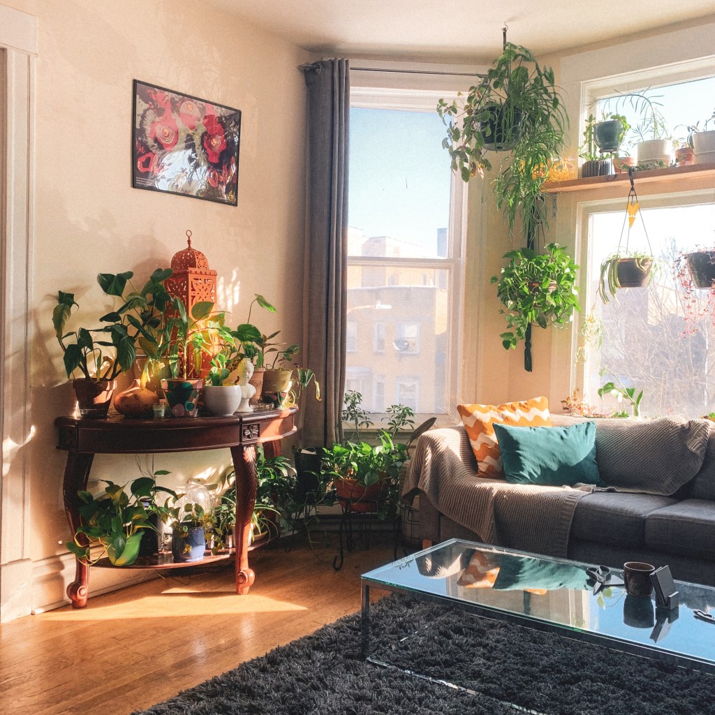 Sala de estar com móveis vintage e modernos, decoração de estilo eclético