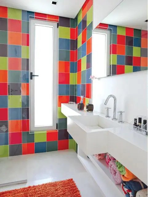 Um banheiro contemporâneo revestido com azulejos super brilhantes, com uma pia e prateleira brancas embutidas
