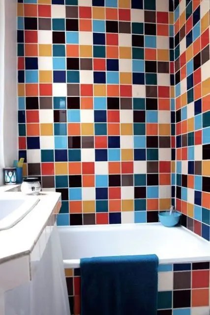 Um banheiro pequeno combinando de cores diferentes