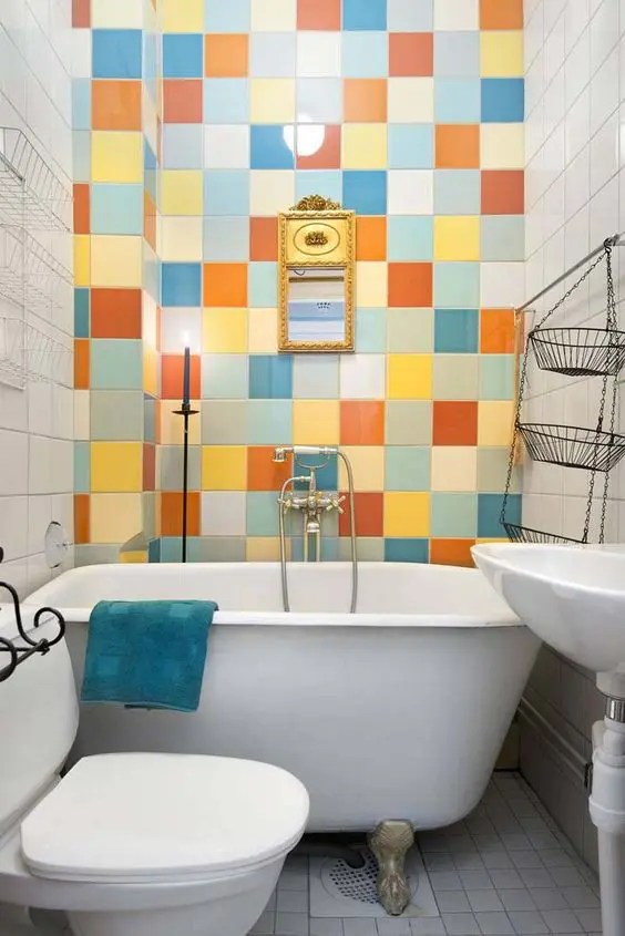 Um banheiro com uma parede de azulejos multicoloridos