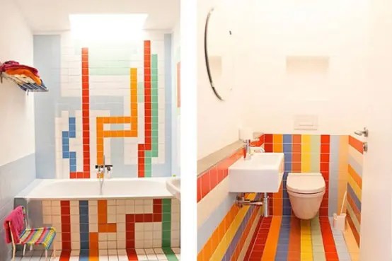 Banheiros brancos com azulejos coloridos formando desenhos diferentes