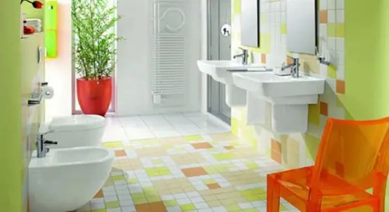 Um banheiro verde neon com um piso de ladrilho, com detalhes em laranja, é bem a cara do verão e é muito convidativo